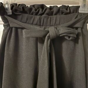 SHEIN Paper bag waist with tie belt. Black size Medium